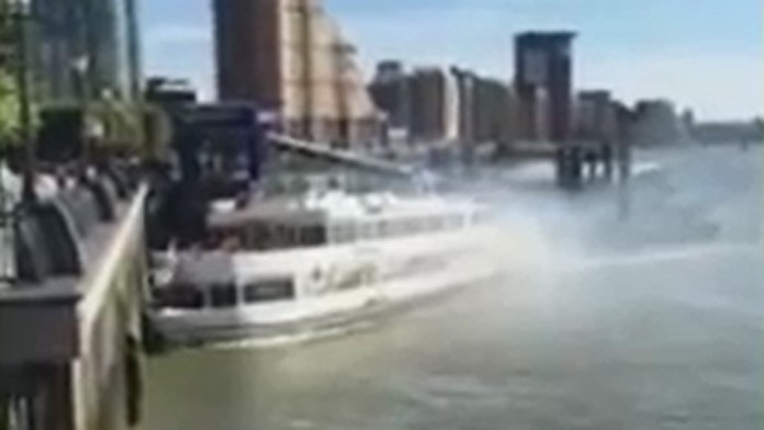 Luxusná 300-tonová vyhliadková loď nabúrala na Temži v Londýne do prístavného móla.