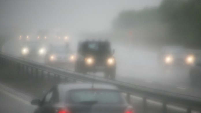 Hmla na ceste- ilustračná snímka. 