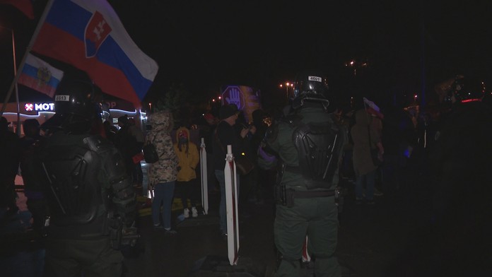 Konvoj americkej armády vstúpil na územie Slovenska, na hraniciach ho čakala skupina protestujúcich ľudí