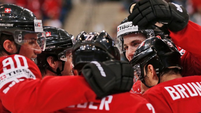 Švajčiarski hokejisti sa radujú z gólu na majstrovstvách sveta v ľadovom hokeji v zápase B-skupiny proti Kazachstanu