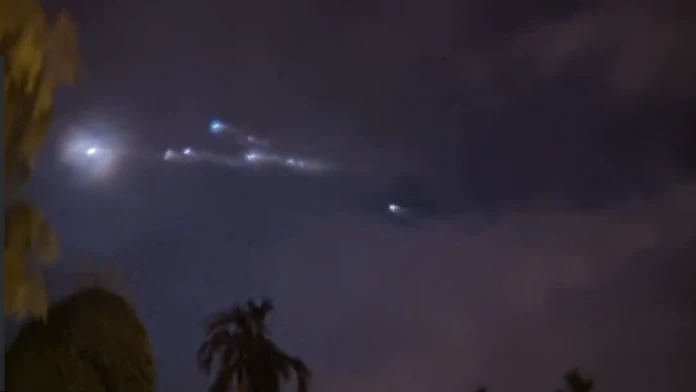Úlomky čínskej rakety horia po vstupe do atmosféry.
