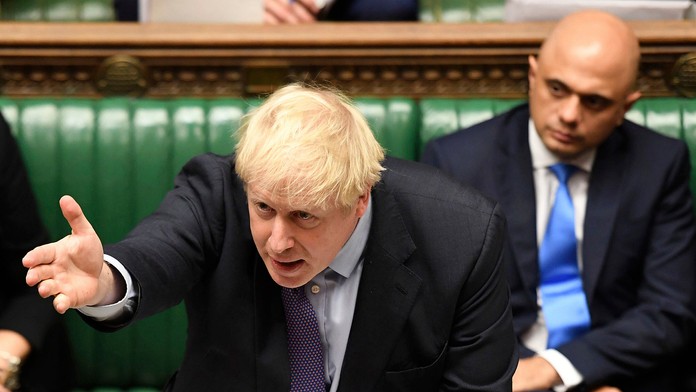 Hráč Realu Madrid Toni Kroos oslavuje so spoluhráčmi gól.