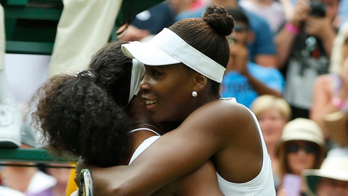 Venus objíma mladšiu sestru Serenu na tohtoročnom Wimbledone.