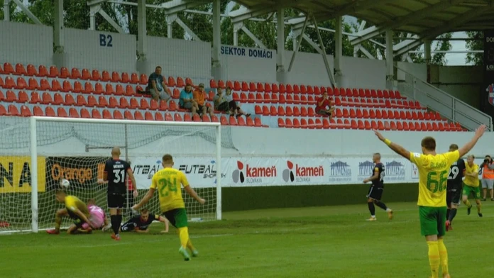 Radosť hráčov Žiliny po góle v Zlatých Moravciach.