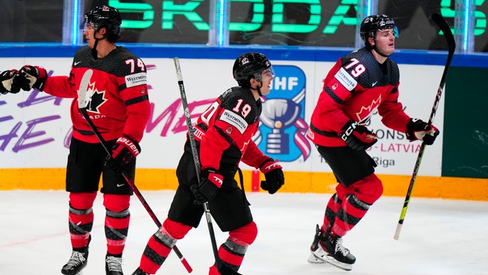 Kanadský hráč Samuel Blais (vpravo) oslavuje so spoluhráčmi.