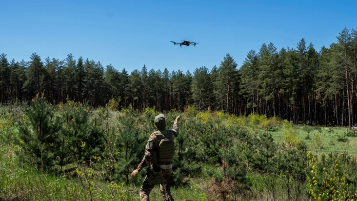 Vojak ukrajinskej pohraničnej stráže chytá dron.