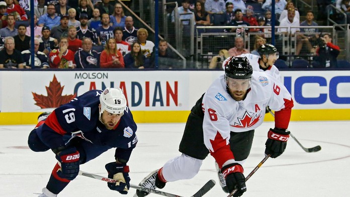 Američan Brandon Dubinsky a Kanaďan Drew Doughty v súboji o puk.