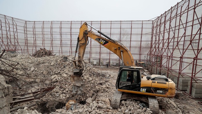 Symbol brutality padol. V Mariupole zbúrali zničené činoherné divadlo