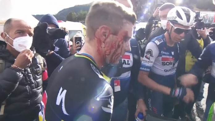 VIDEO: Krv a zlato. Evenepoel sa v cieli zrazil s novinárkou, po triumfe ho zaliala krv