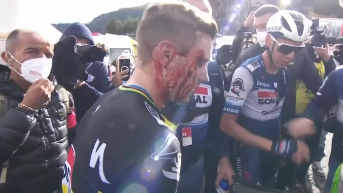 VIDEO: Krv a zlato. Evenepoel sa v cieli zrazil s novinárkou, po triumfe ho zaliala krv