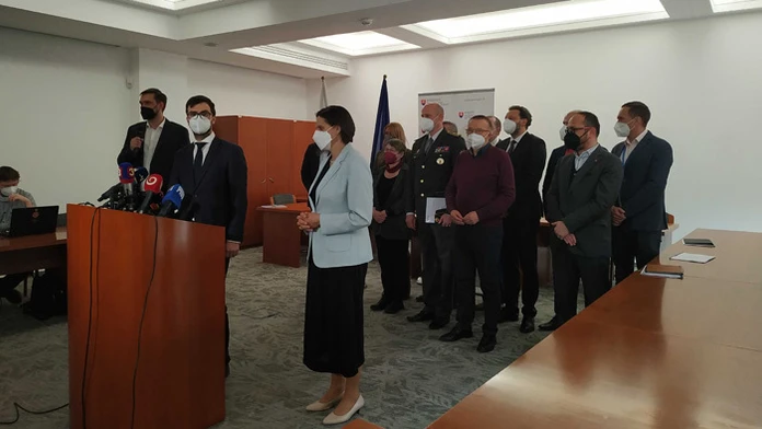 Členovia komisie, ktorá prešetrovala udalosti smrti Milana Lučanského.