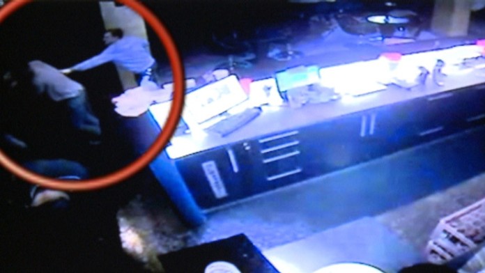 Zábery z priemyselnej kamery z bitky hokejistov v bare v Banskej Bystrici.