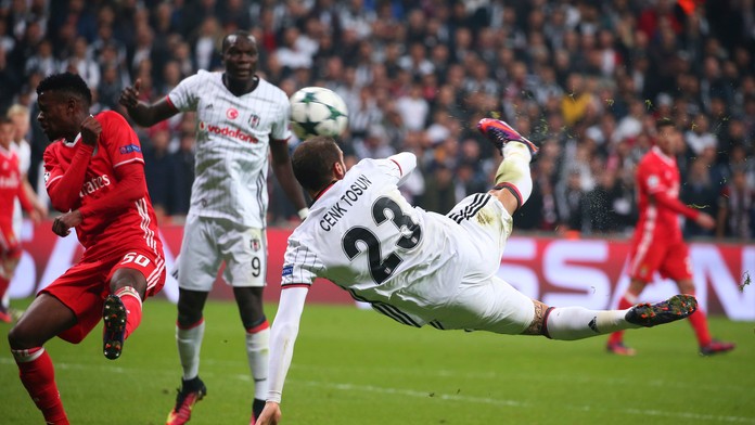 Cenk Tosun z Besiktasu exportným gólom upravuje stav duelu LM proti Benfice Lisabon.