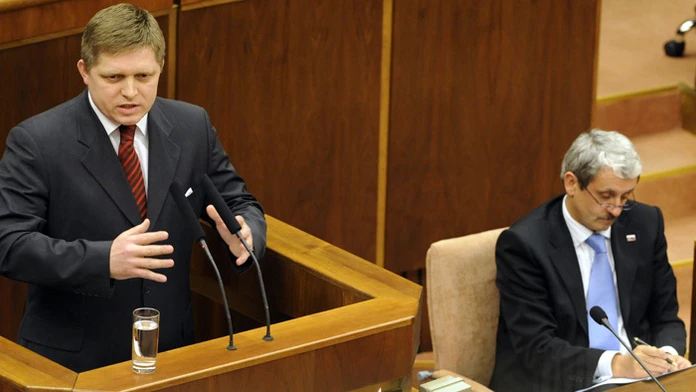 Na archívnej snímke Robert Fico a Mikuláš Dzurinda.