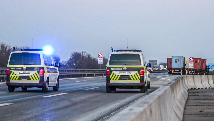 Tragédia na nemeckej diaľnici: Muž chcel chytiť psa inej vodičky, zrazili ho dve autá