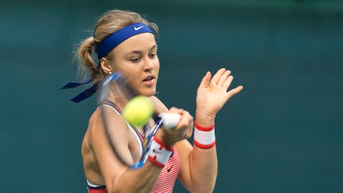  Anna Karolína Schmiedlová (Slovensko) odvracia loptičku proti Arine Rodionovovej (Austrália) v zápase Fed Cupu.