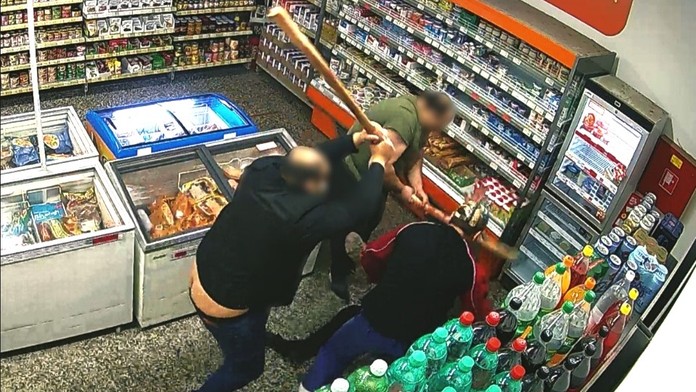 Útočníci, ktorí brutálne zbili muža palicou v Lubeníku, idú za mreže. Súd rozhodol o ich väzobnom stíhaní