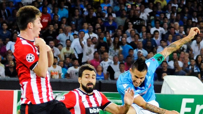 Marek HamšíK (SSC Neapol) a hráči Athletic Bilbao Aymeric Laporte a Mikel Balenziaga (vľavo).