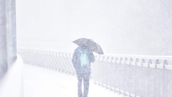 Zľava Owen Tippett a Evan Bouchard z Kanady po prehre s Ruskom na MS do 20 rokov.