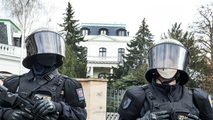 Policajní ťažkoodenci pred ruskou ambasádou v Prahe.