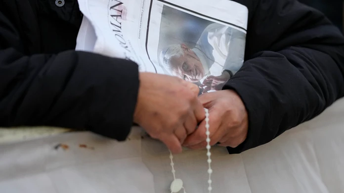 Veriaci si želajú, aby Benedikta XVI. vyhlásili za svätého. Jednoduché to nie je