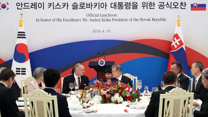 Prezident Andrej Kiska a juhokórejský prezident Mun Čä-in počas oficiálneho obeda v Soule. 