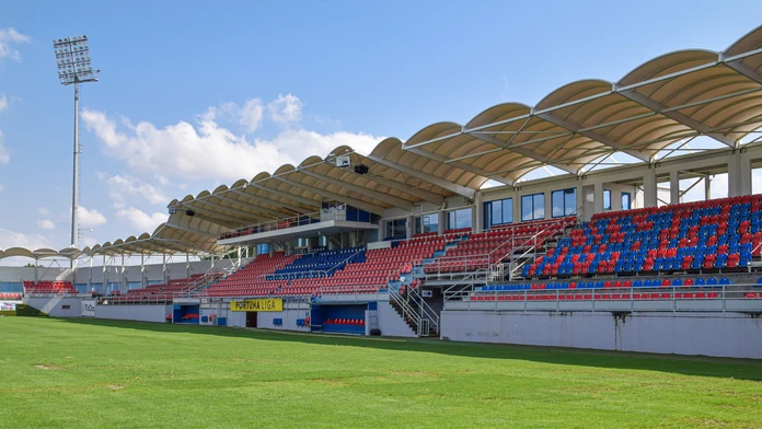Hlavná tribúna ViOn Arény, v ktorá je domovským štadiónom účastníka Fortuna ligy FC ViOn Zlaté Moravce - Vráble.