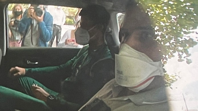 Novak Djokovič v aute s imigračným úradníkom.