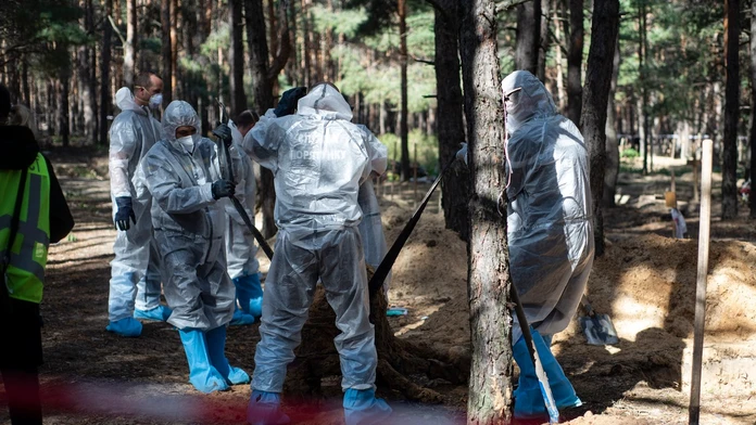 Z masového pohrebiska pri Iziume exhumovali už 146 tiel