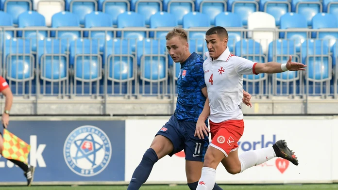 Matej Trusa v súboji v zápase kvalifikácie proti Malte.
