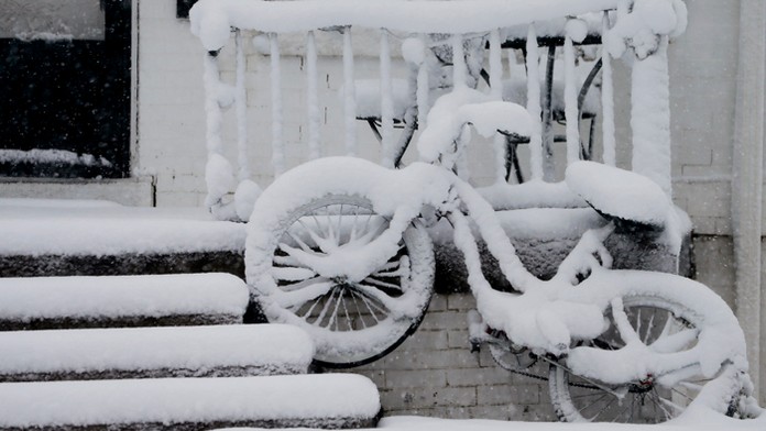Na snímke snehom zaviaty bicykel