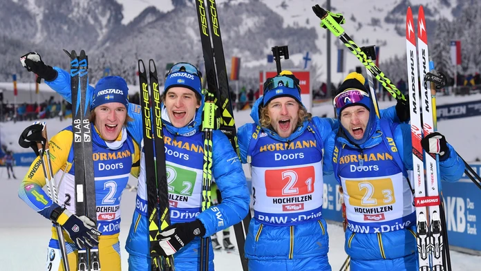 Švédski biatlonisti, zľava Sebastian Samuelsson, Martin Ponsiluoma, Pepe Femling a Torstein Samuelsson oslavujú triumf v Hochfil