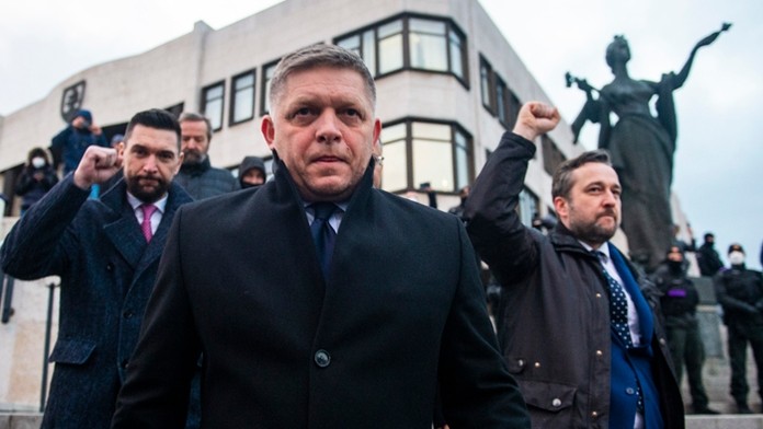 Na snímke poslanci NRSR, zľava Richard Takáč, Robert Fico a Ľuboš Blaha. 