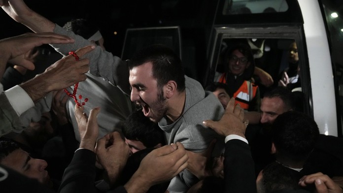 Prepustený palestínsky väzeň prichádza do mesta Ramalláh.