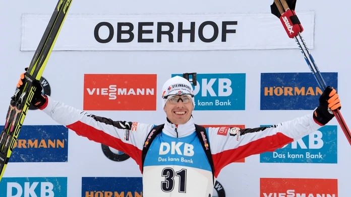 Víťaz šprintu SP biatlonistov v Oberhofe Julian Eberhard.