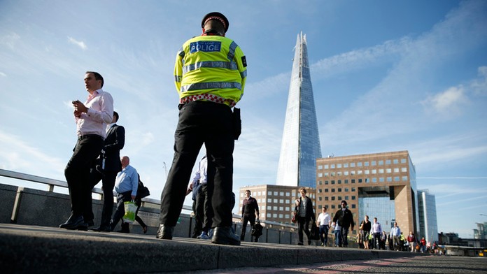 London Bridge strážia policajti.