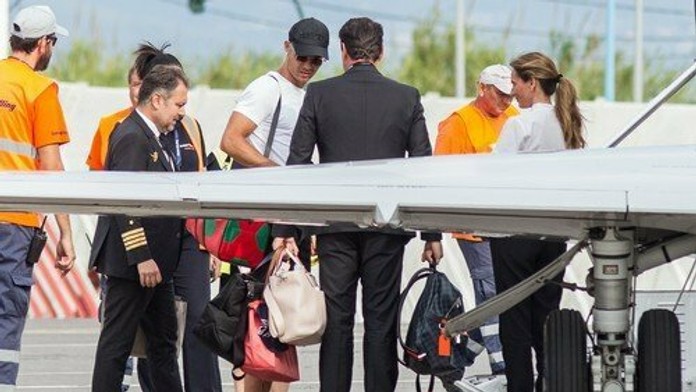 Policajná eskorta na Cypre vezie na súd sériového vraha.