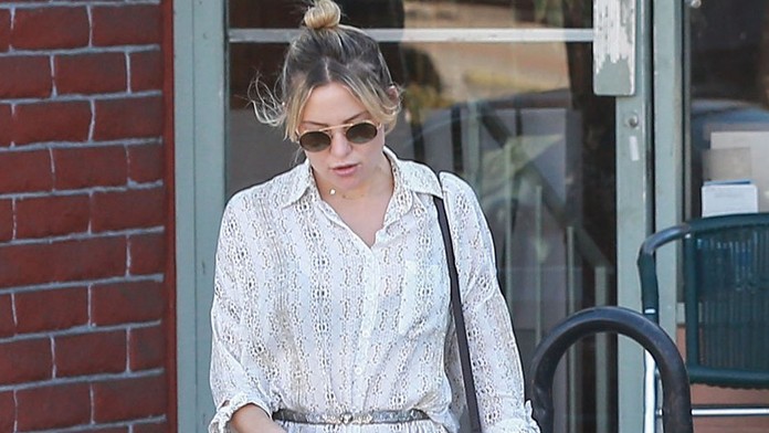 Kate Hudson vystupovala z auta. Zradili ju neposlušné šaty