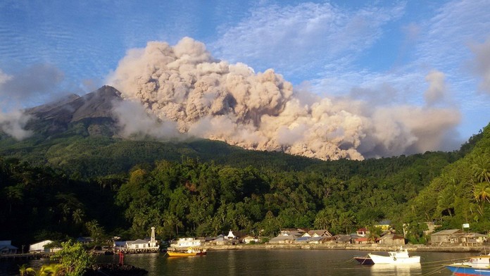 Ján Kuciak (úplne vpravo) na jednej z fotografií použitých v reportáži.