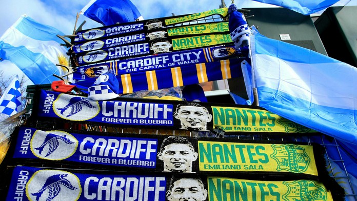 Kvety a plagát s podobiznňou Emiliana Salu pred štadiónom Cardiffu 12 dní po jeho zmiznutí.