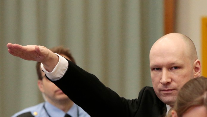 Anders Behring Breivik hajluje v súdnej sieni.