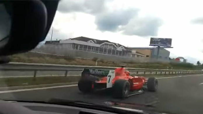 Sprava Švajčiari Fabian Schär a Denis Zakaria oslavujú triumf v kvalifikácii ME 2020 v Írsku.