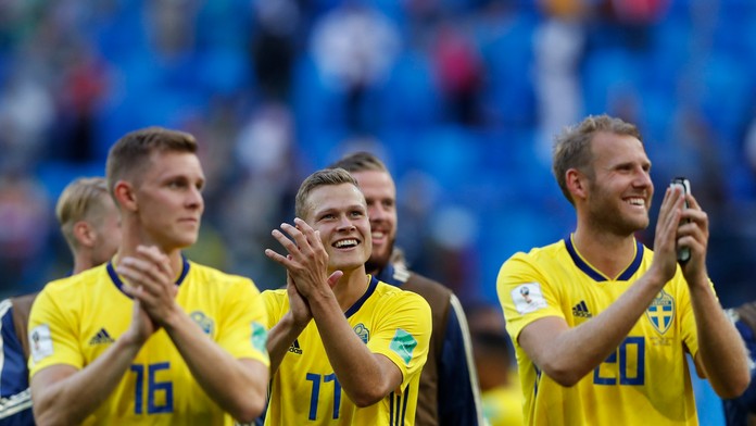 Švédski hráči po postupe do štvrťfinále MS 2018.