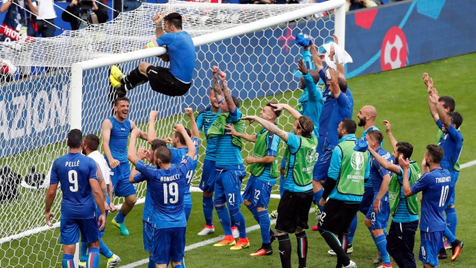 Taliansky brankár Gianluigi Buffon visí na bráne po výhre 2:0 v osemfinále ME proti Španielsku.