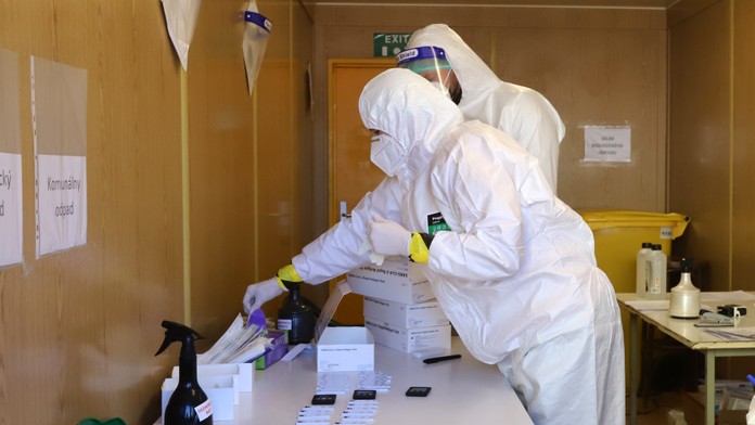 Pribudli ďalšie stovky pozitívnych na covid a 25 obetí