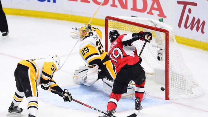 Derick Brassard z Ottawy prekonal brankára Pittsburghu Marc-Andre Fleuryho.