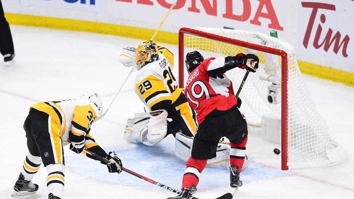 Derick Brassard z Ottawy prekonal brankára Pittsburghu Marc-Andre Fleuryho.