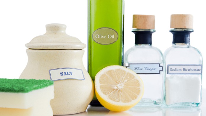 Soľ, olivový olej, sódy bikarbóna, citrón a biely ocot - pomocníci v domácnosti.