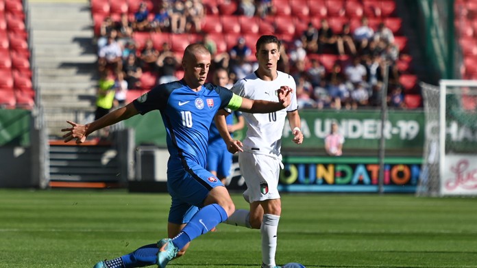 Timotej Jambor a hráč Talianska Fabio Miretti počas zápasu finálového turnaja Majstrovstiev Európy do 19 rokov.