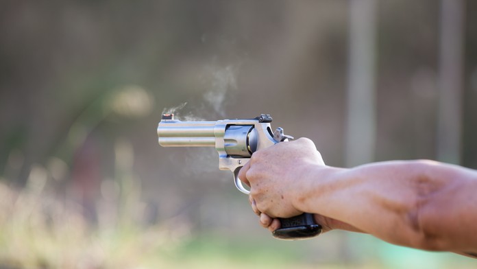 Senior zastrelil suseda pre orezávanie okrasných stromčekov. Bol pri tom jeho len 8-ročný syn